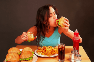 Thói quen ăn uống và sinh hoạt không khoa học cũng là tác nhân gây nên da dầu nhờn