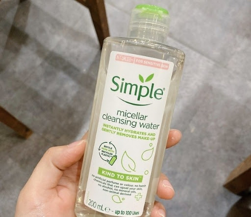 Simple Kind To Skin Micellar Cleansing Water là nước tẩy trang giá bình dân