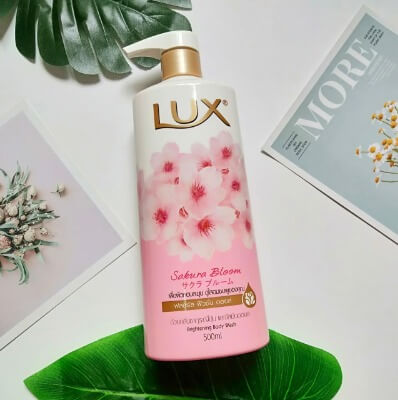 Sữa tắm Lux màu hồng có mùi hương hoa anh đào dễ chịu, sảng khoái
