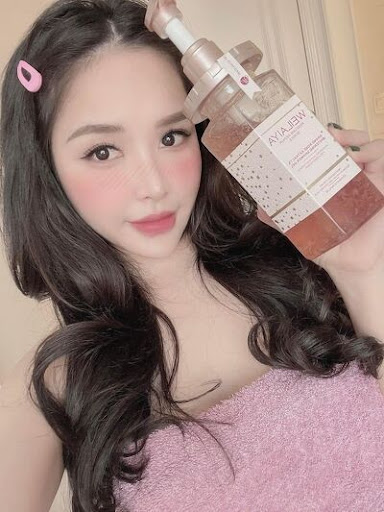 Sữa tắm Weilaiya màu hồng mang hương thơm quyến rũ