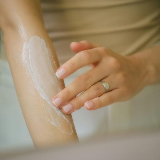 Altruist Dermatologist Dry Skin Repair Cream 10% Urea có thể sử dụng cho cả mặt và body