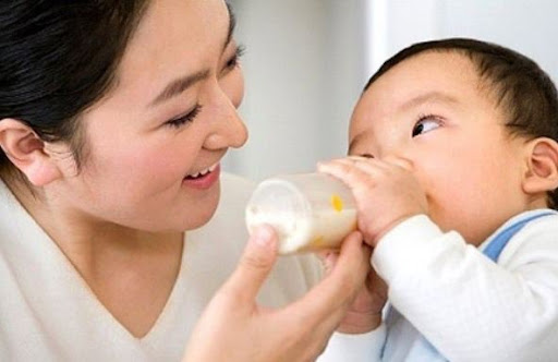 Nên chọn sữa bột tăng cân cho bé có nguồn gốc rõ ràng 